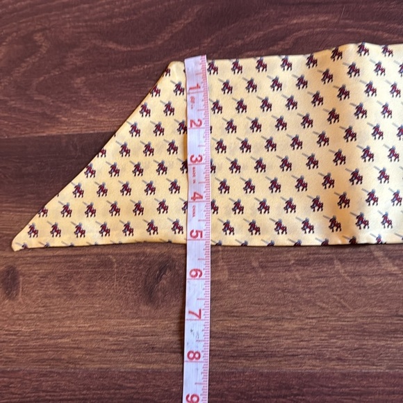 VINEYARD VINES Yellow Knight with a Lance on Horseback Patterned Men's Scarf OS - Picture 3 of 5